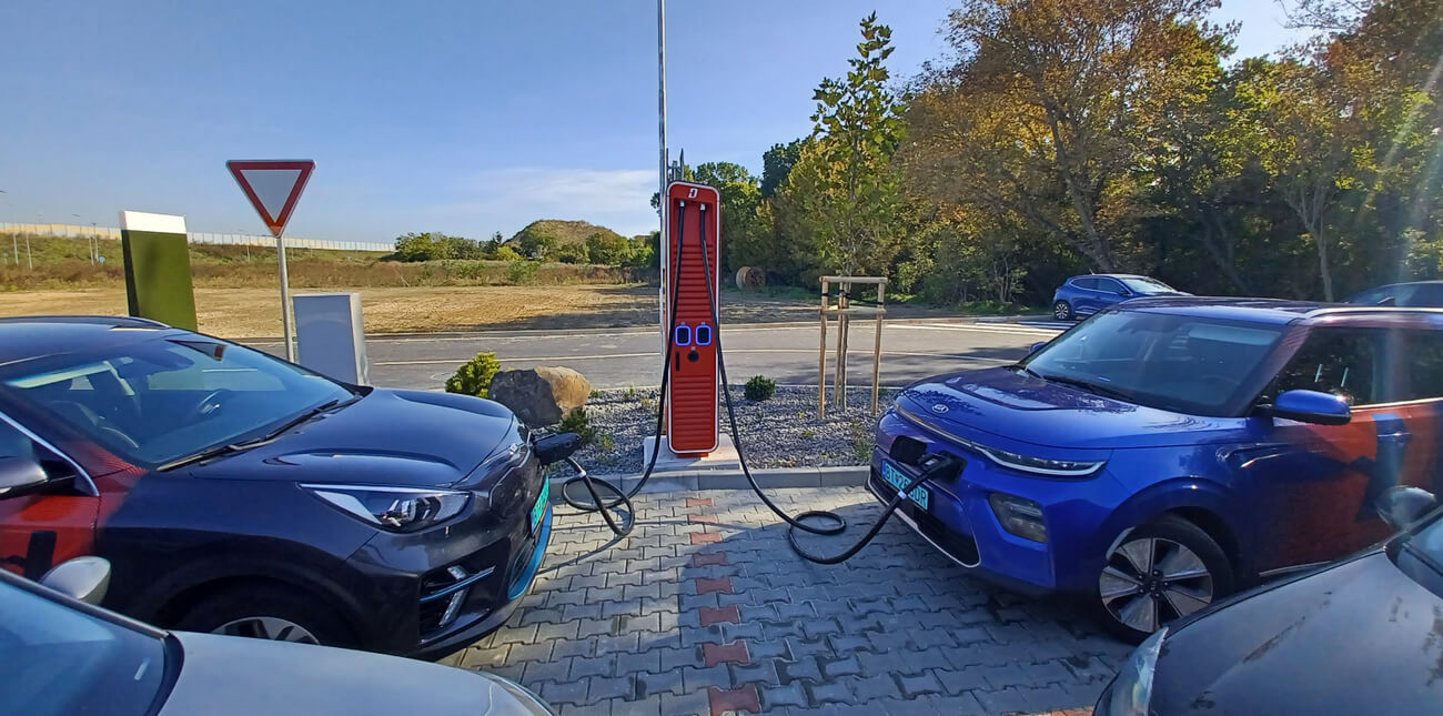 Nabíjacia stanica ZSE SC McDonald´s  Triblavina s výkonom 2x CCS (75 kW)