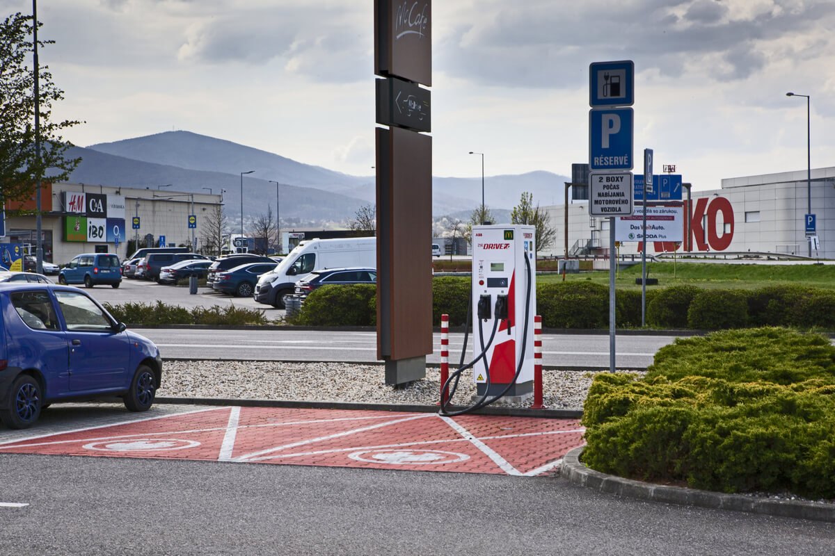 Nabíjacia stanica ZSE Drive Trenčín McDonald's Laugaricio