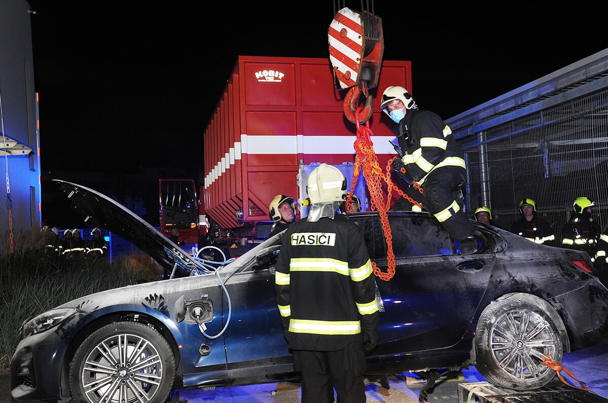 Je požiar elektromobilu skutočne takou veľkou hrozbou? Pýtali sme sa priamo hasičov
