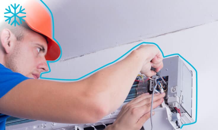 Technik zapája klimatizáciu do elektrickej sústavy.