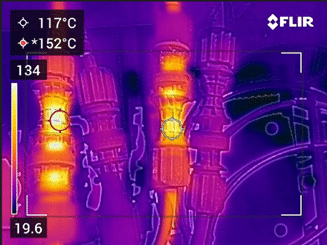Zahrievanie konektorov vo fotovoltaickom systéme zachytené termokamerou.