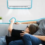 Muž so ženou sediaci pod klimatizácoiu od ZSE