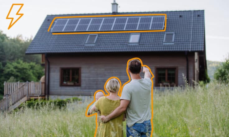 Rodina, ktorá stojí pred domom s fotovoltaikou na streche.