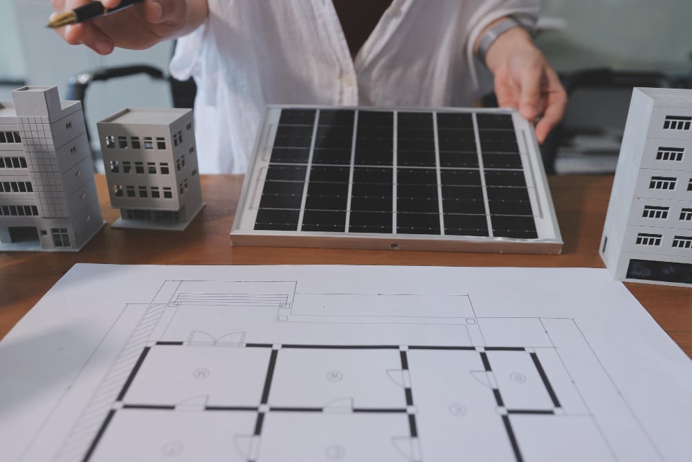 Pôdorys budovy na papieri s plánom montáže forovoltiky.