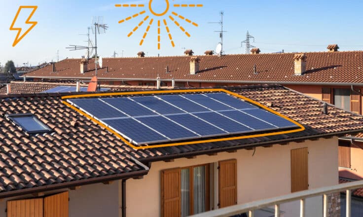 Dom s fotovoltickými panelmi na streche.