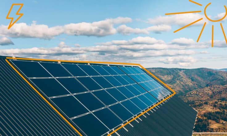 Fotovoltické panely na šikmej streche budovy.