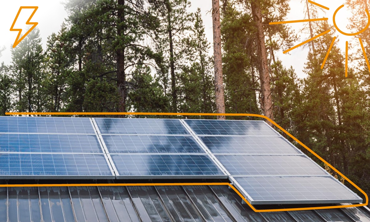 Fotovoltaické panely na šikmej plechovej streche.