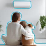 Žena, dcéra a pes sediaci pod klimatizáciou.