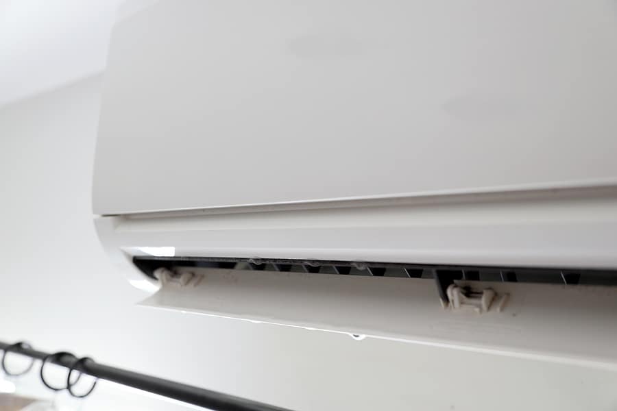 Detail na klimatizáciu od ZSE na stene.