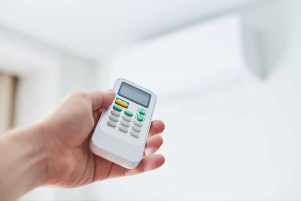 Záber na ovládač, za ktorým sa nachádza klimatizácia.