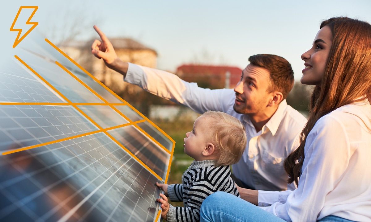 Rodina pozerajúca sa na fotovoltické panely.
