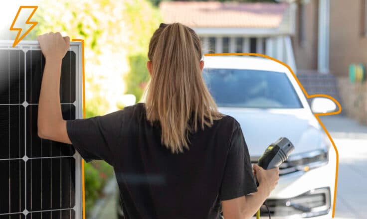 Ilustračný obrázok ženy, ktorá drží fotovoltický panel a nabíjačku na elektromobil.