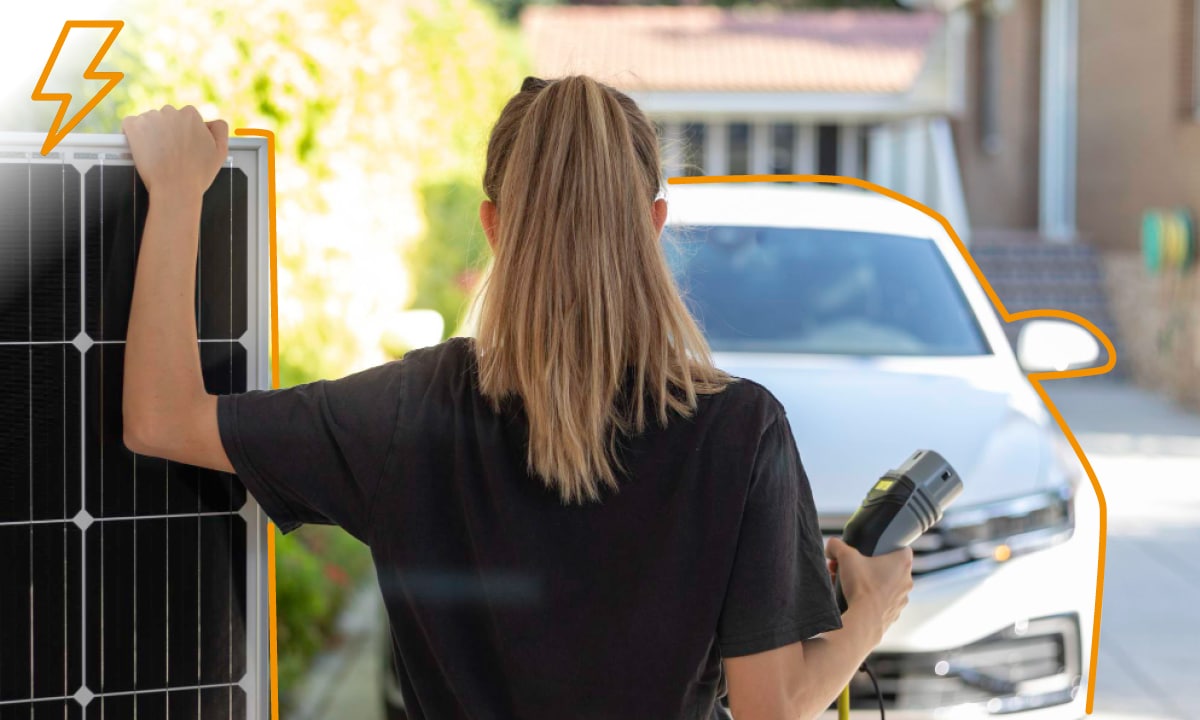 Ilustračný obrázok ženy, ktorá drží fotovoltický panel a nabíjačku na elektromobil.