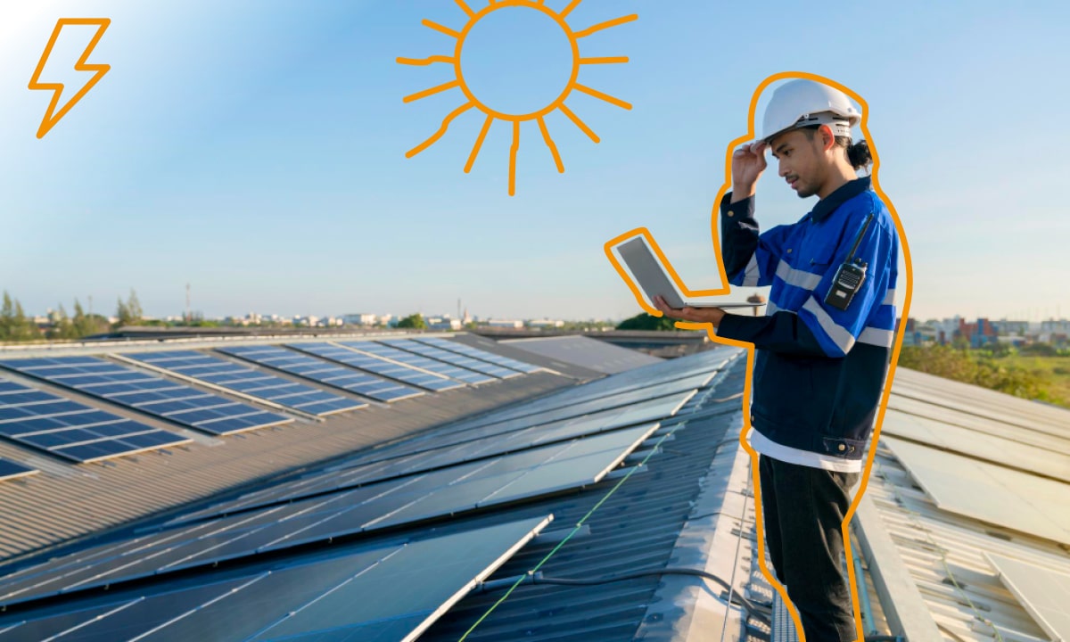 Odborník kontrolujúci fotovoltaiku na plechovej streche.