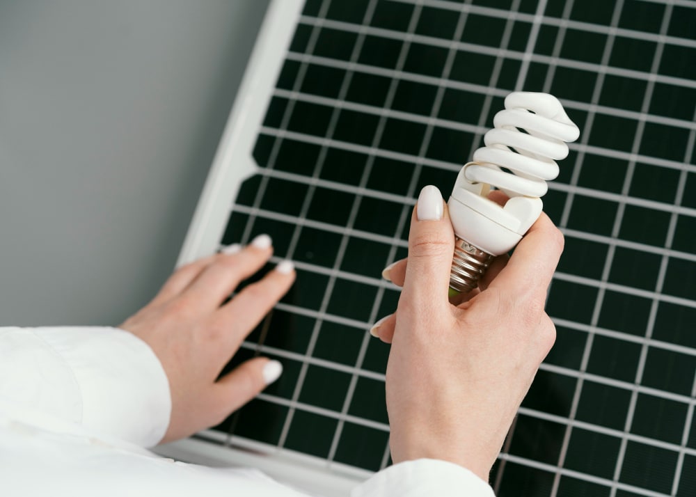 Fotovoltický panel a úsporná žiarovka