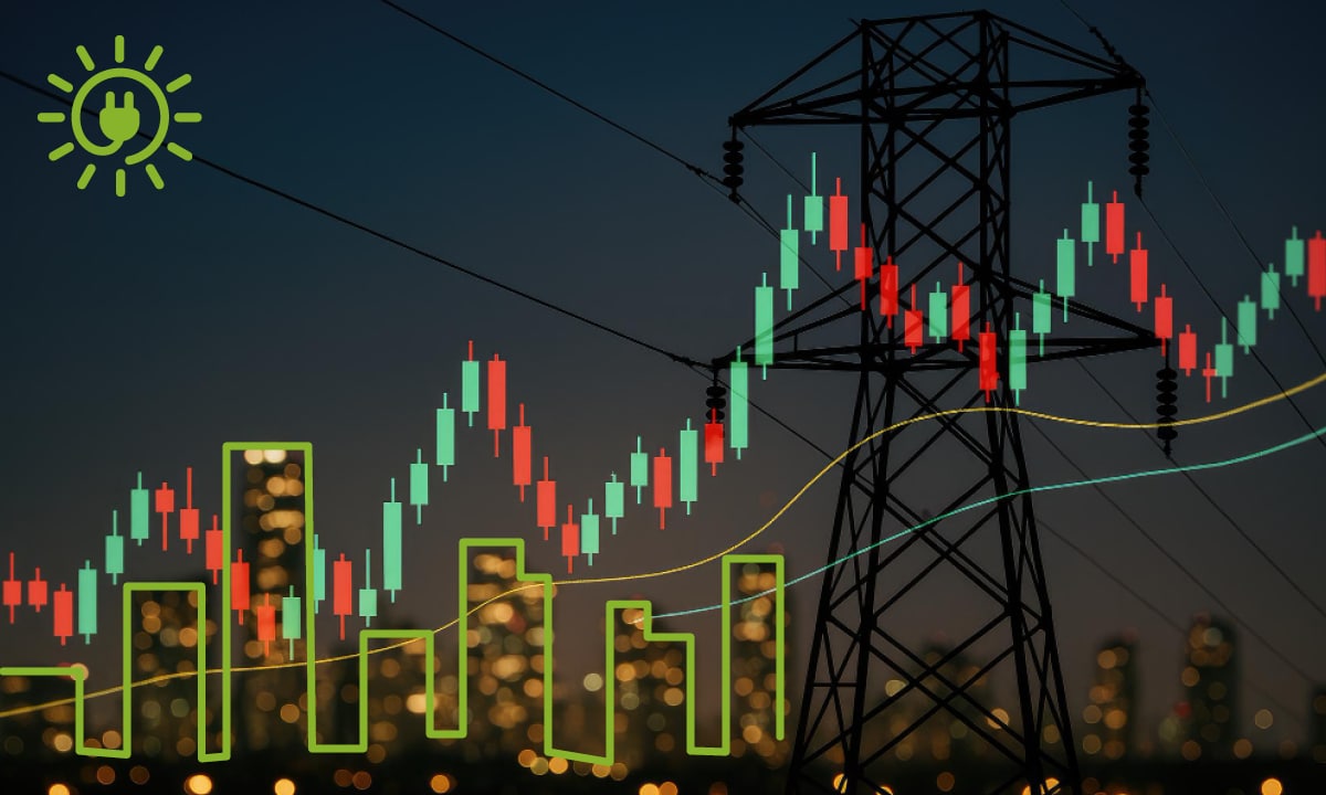 Stĺp elektrického vedenia pri nočnom meste s preloženým sviečkovým grafom znázorňujúcim, ako funguje spotová cena elektriny.