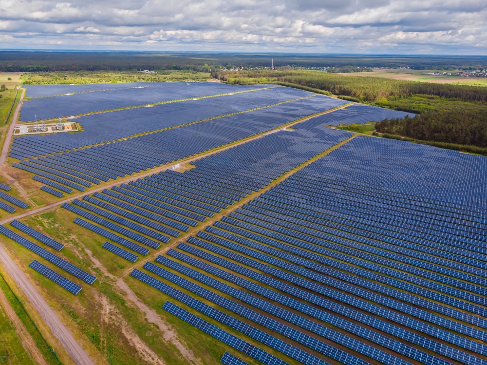 Veľká fotovoltická elektráreň vyrábajúca zelenú energiu z obnoviteľných zdrojov.
