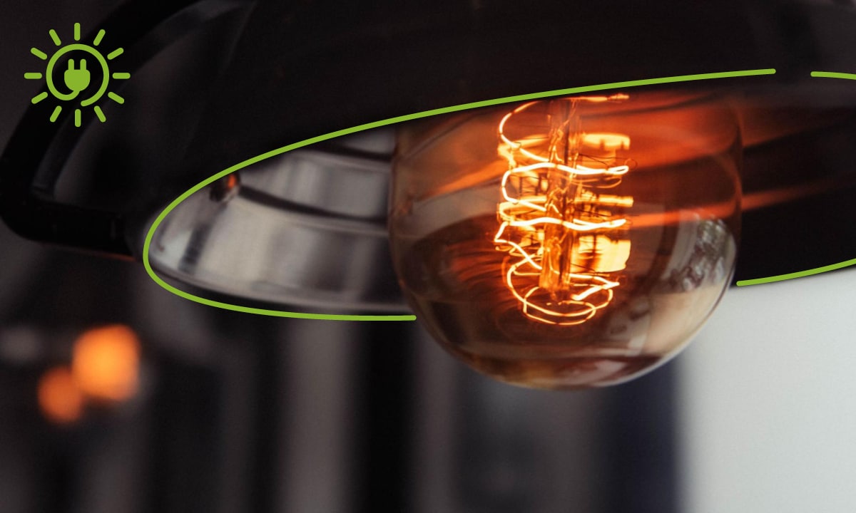 Rozsvietená dizajnová žiarovka spotrebujúca elektrinu.